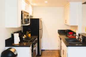 Chic Large One Bedroom with dinning area in hear of Koreatown With Free Parking
